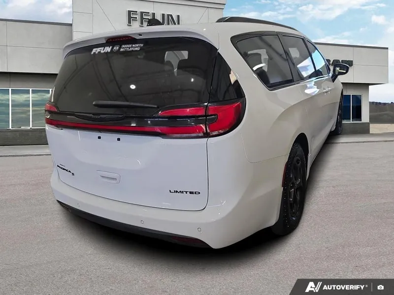 Chrysler Pacifica 2025 photo 5