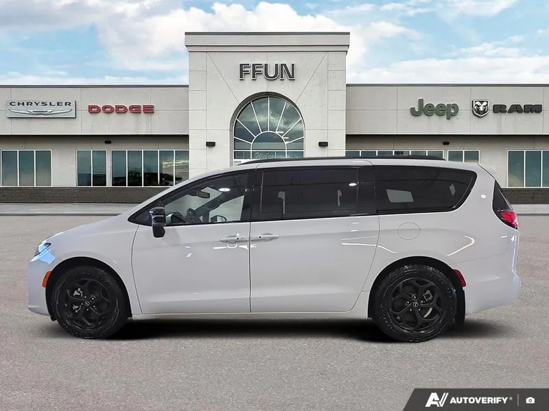 Chrysler Pacifica 2025 photo 2