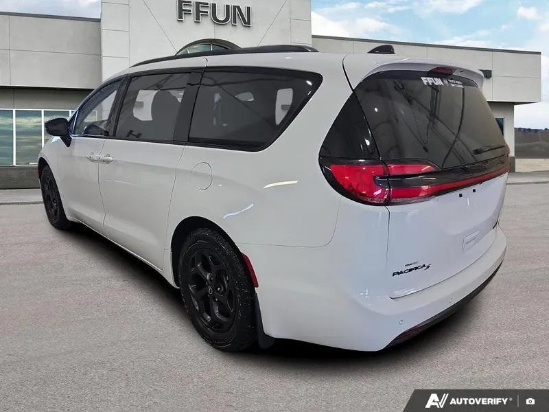Chrysler Pacifica 2025 photo 3