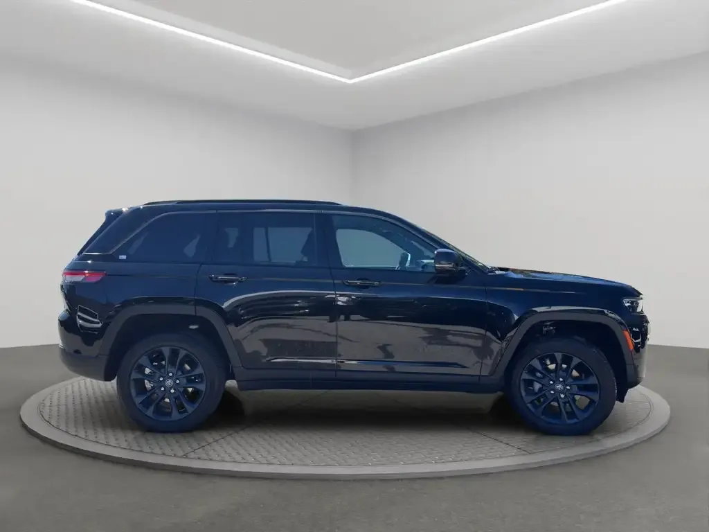 Jeep Grand Cherokee 2026 photo 3