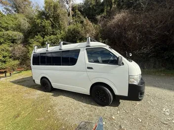 Toyota Hiace 2013 photo 2