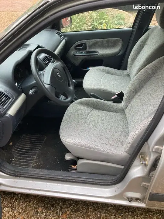 Renault Clio 2005 photo 2
