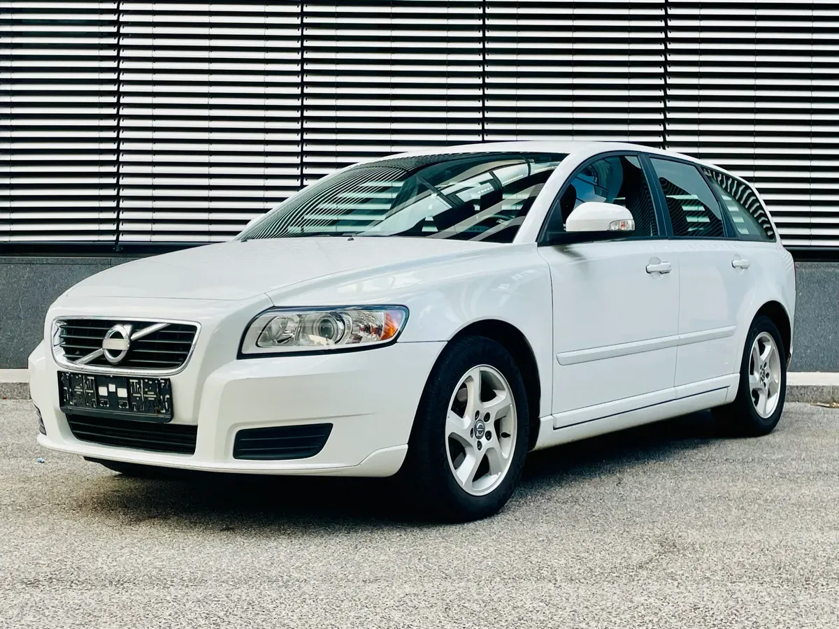 Volvo V50 2011 photo 2