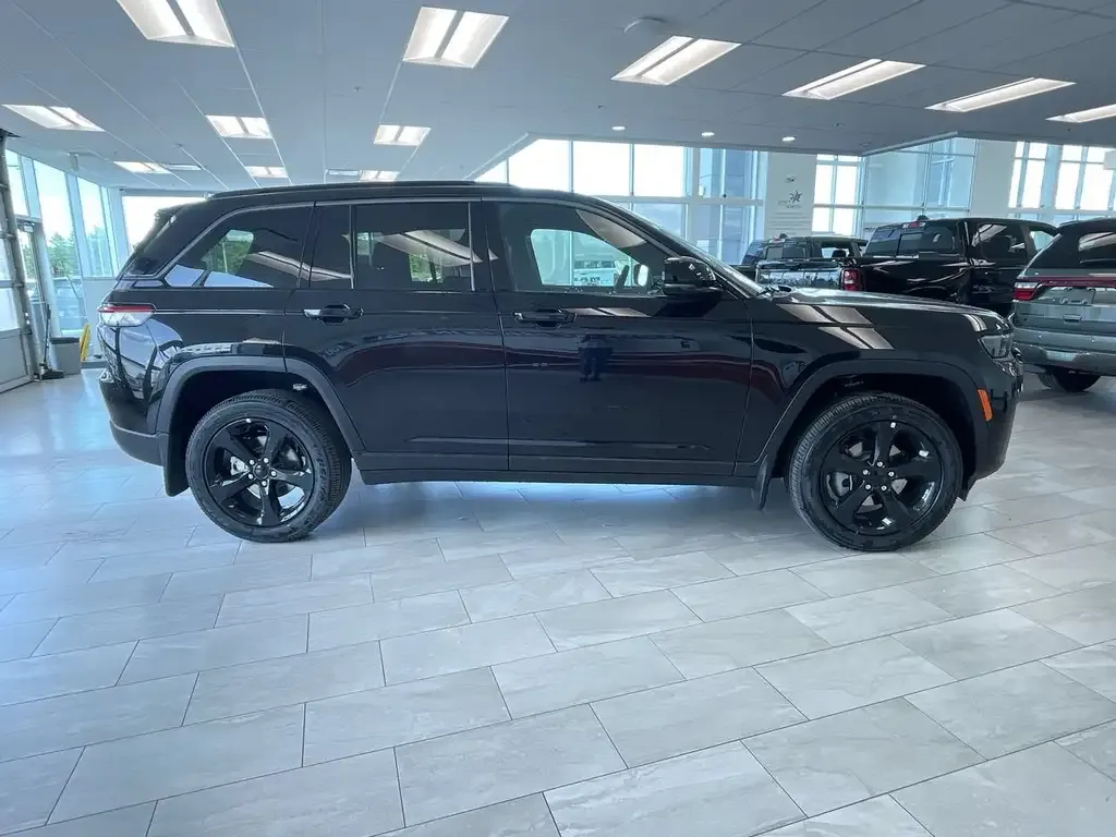Jeep Grand Cherokee 2026 photo 5