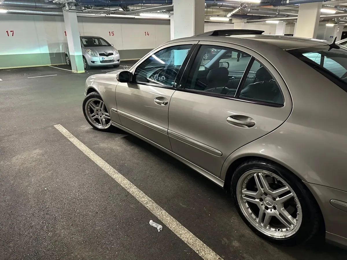 Mercedes-Benz E-Class 2004 photo 2