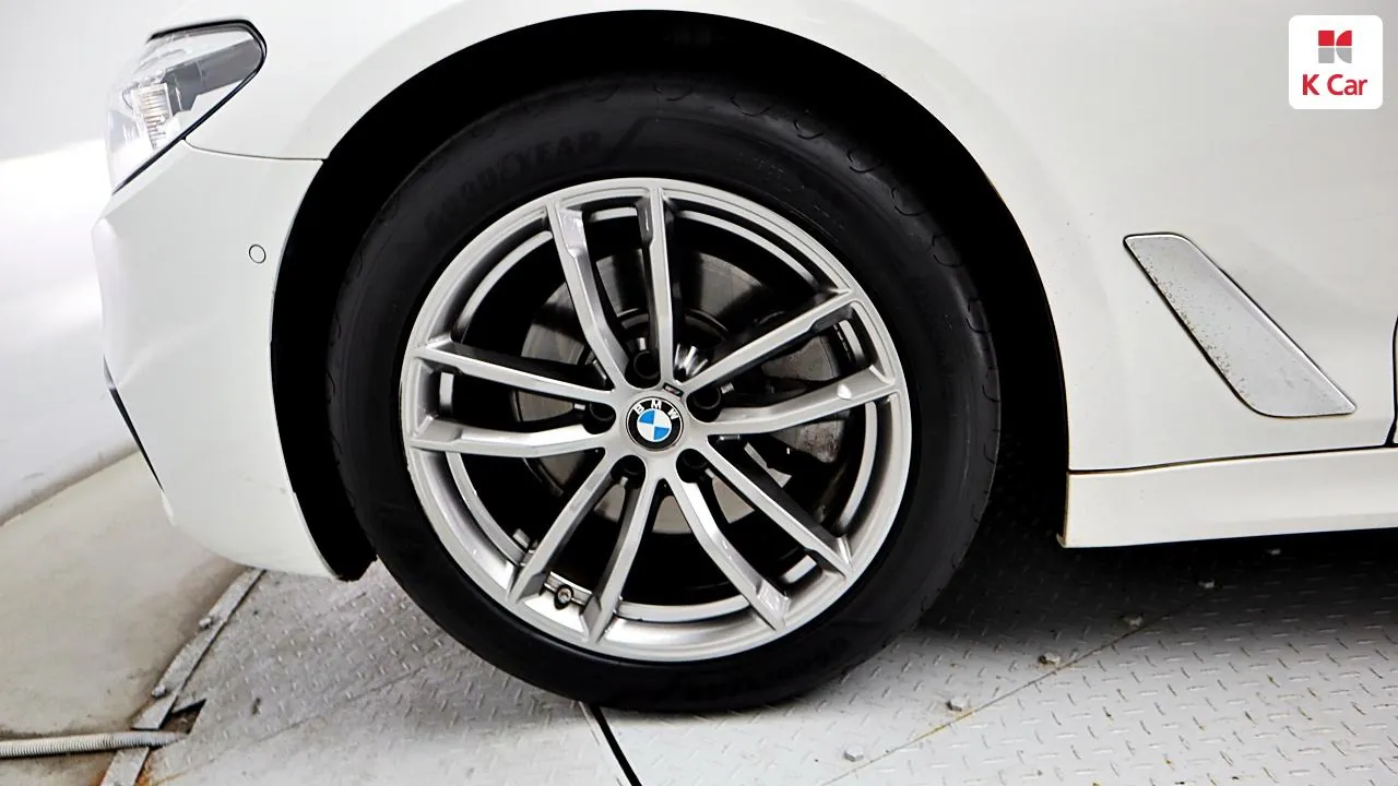 BMW 5 Series 2020 photo 5