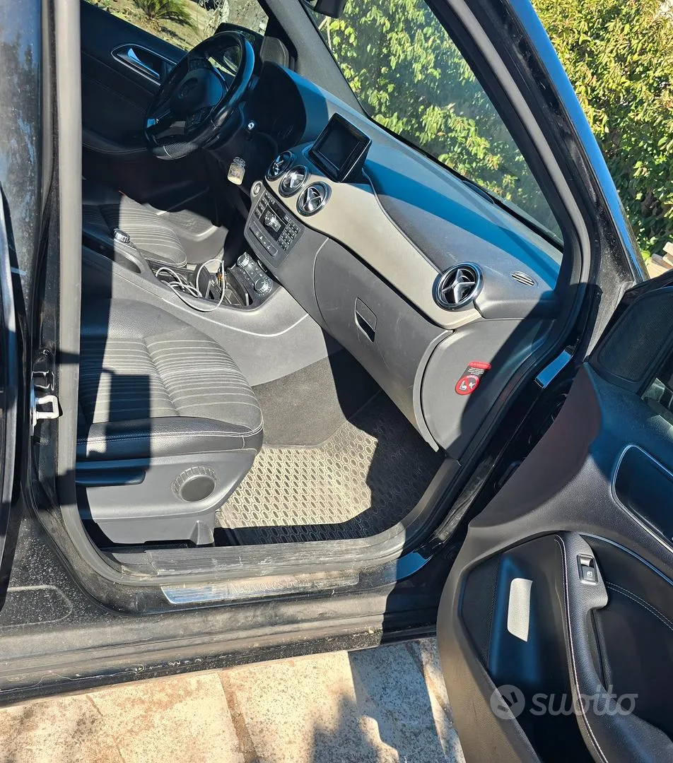 Mercedes-Benz B180 2012 photo 4