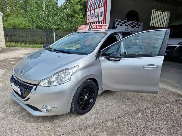 Peugeot 208 2013 photo 3