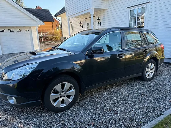 Subaru Outback 2011 photo 2