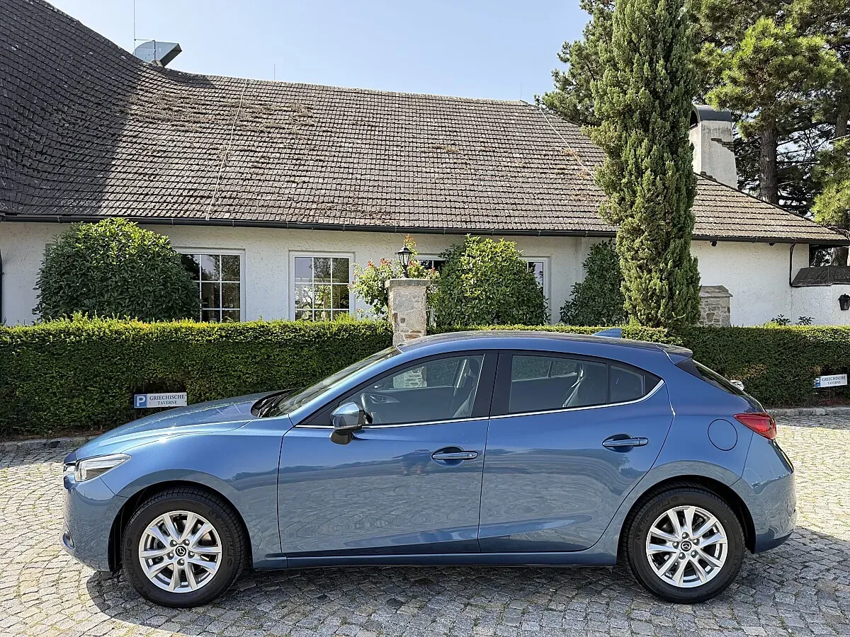 Mazda Mazda3 2018 photo 2