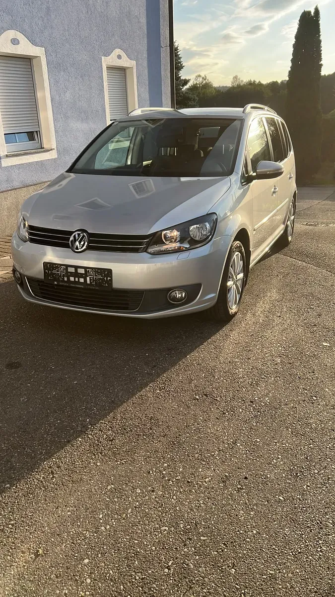 Volkswagen Touran 2011 photo 2