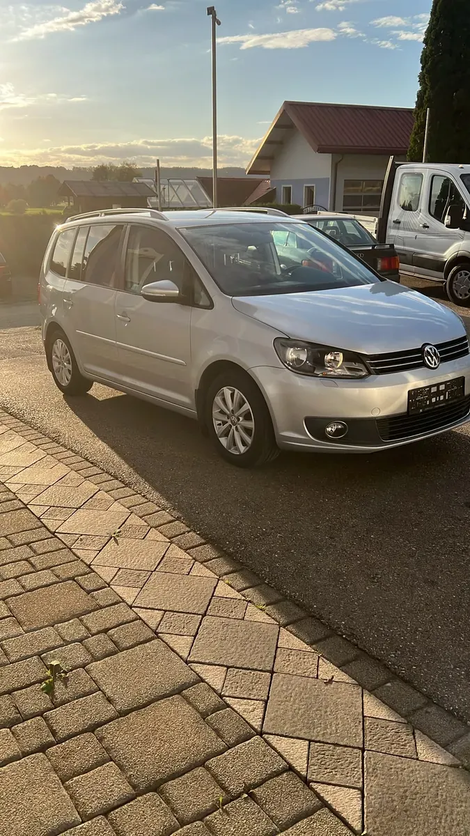 Volkswagen Touran 2011 photo 3