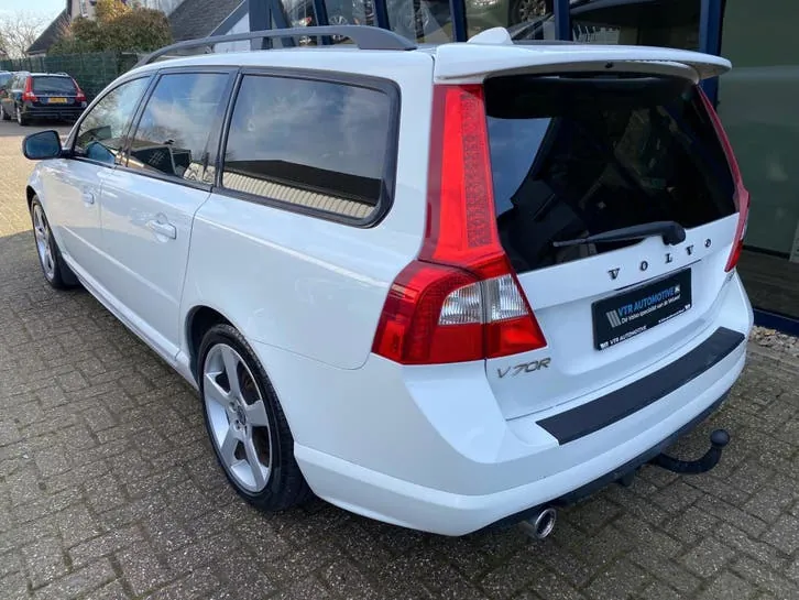 Volvo V70 2010 photo 2