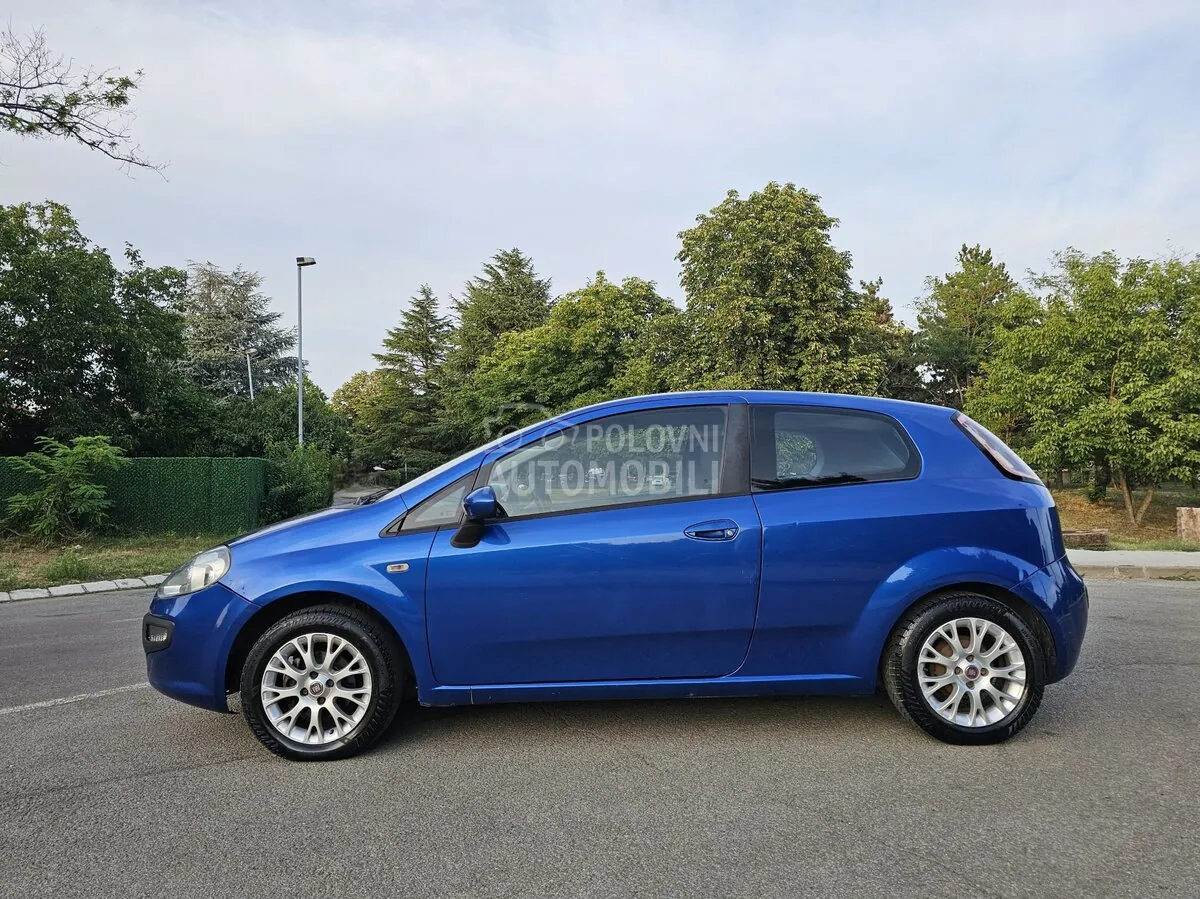 Fiat Grande Punto 2012 photo 2