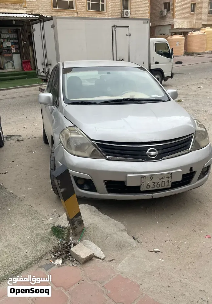 Nissan Tiida 2011 photo 2