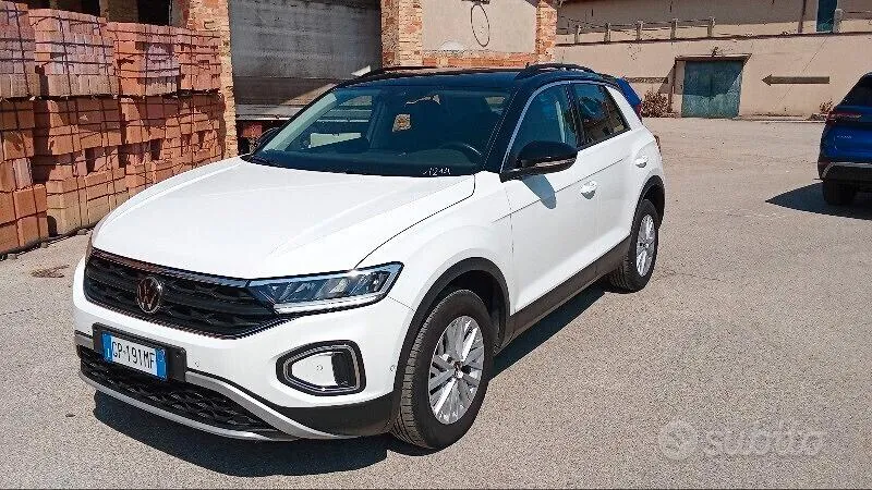Volkswagen T-Roc 2023 photo 2