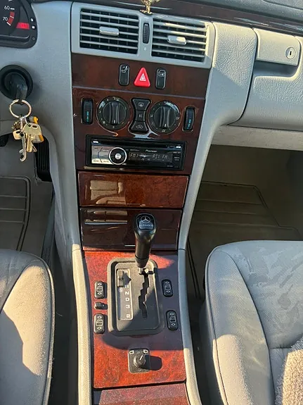Mercedes-Benz E230 1995 photo 3