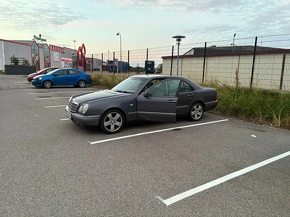 Mercedes-Benz E230 1995 photo 4