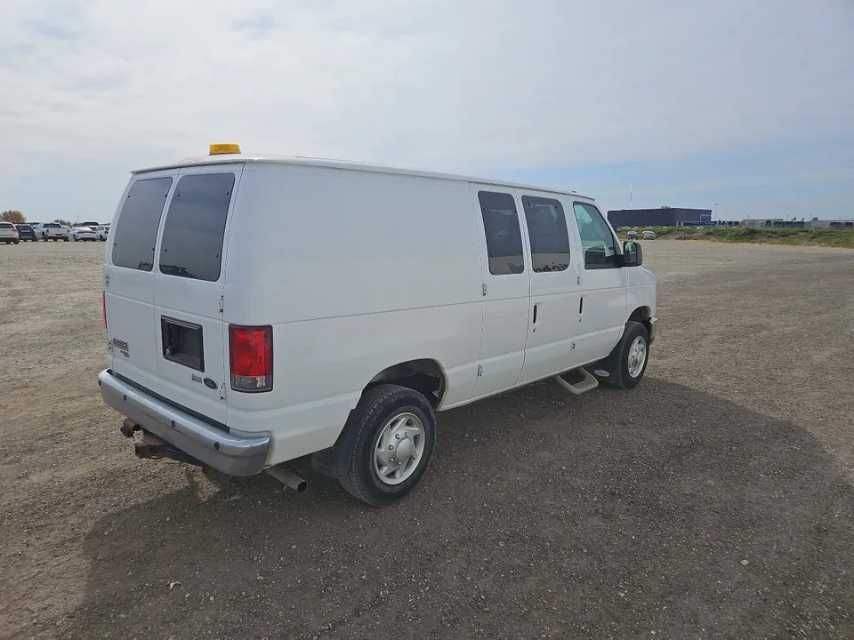 Ford E-250 2014 photo 3
