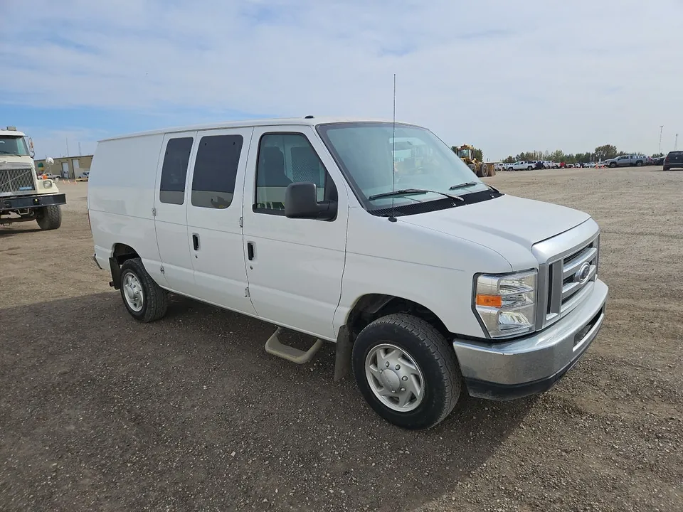 Ford E-250 2014 photo 2