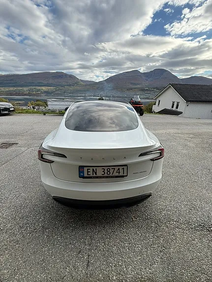 Tesla Model 3 2024 photo 5