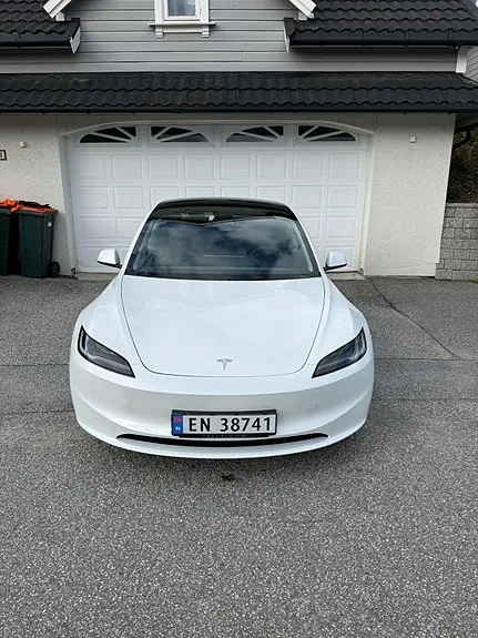 Tesla Model 3 2024 photo 2