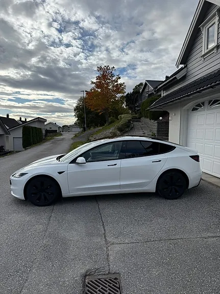 Tesla Model 3 2024 photo 3