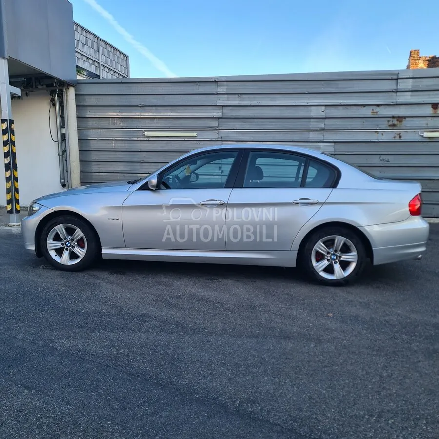 BMW 318 2009 photo 2