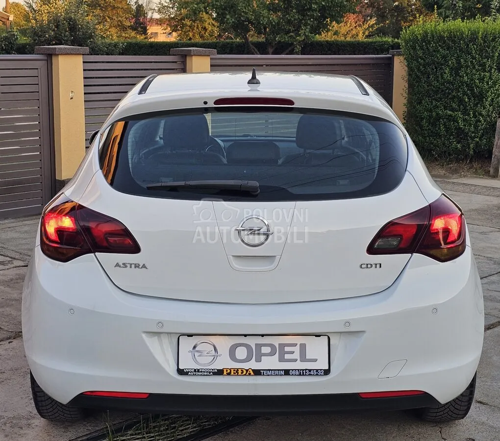 Opel Astra 2010 photo 4
