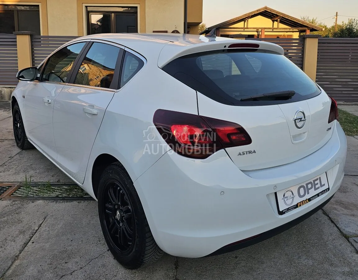 Opel Astra 2010 photo 3