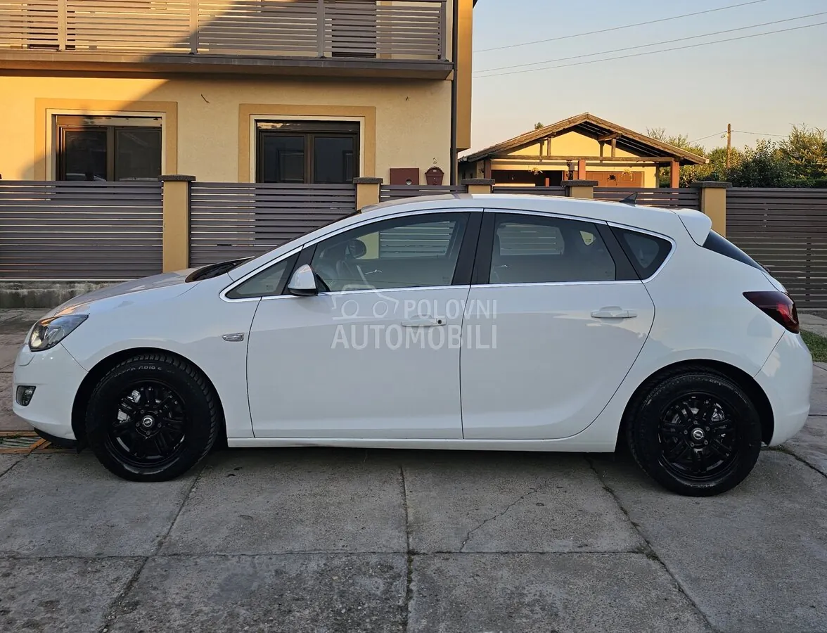 Opel Astra 2010 photo 2