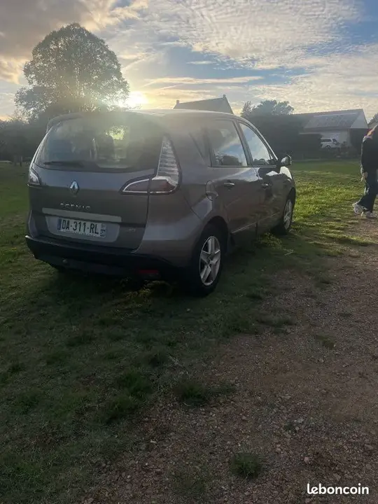 Renault Scenic 2013 photo 2