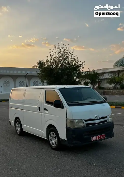 Toyota Hiace 2012 photo 2