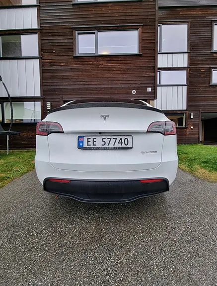 Tesla Model Y 2022 photo 2