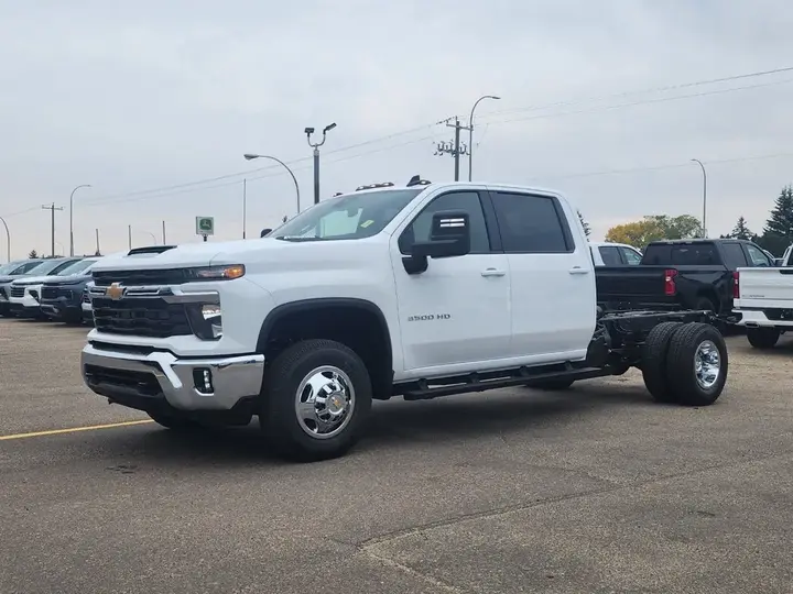 Chevrolet Silverado 3500Hd 2026 photo 2