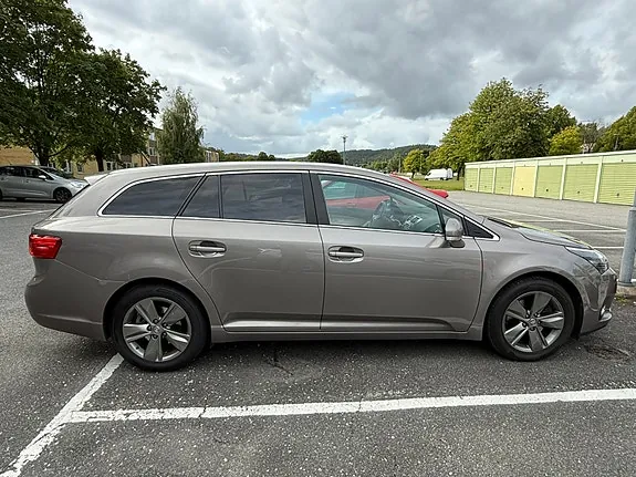Toyota Avensis 2014 photo 2