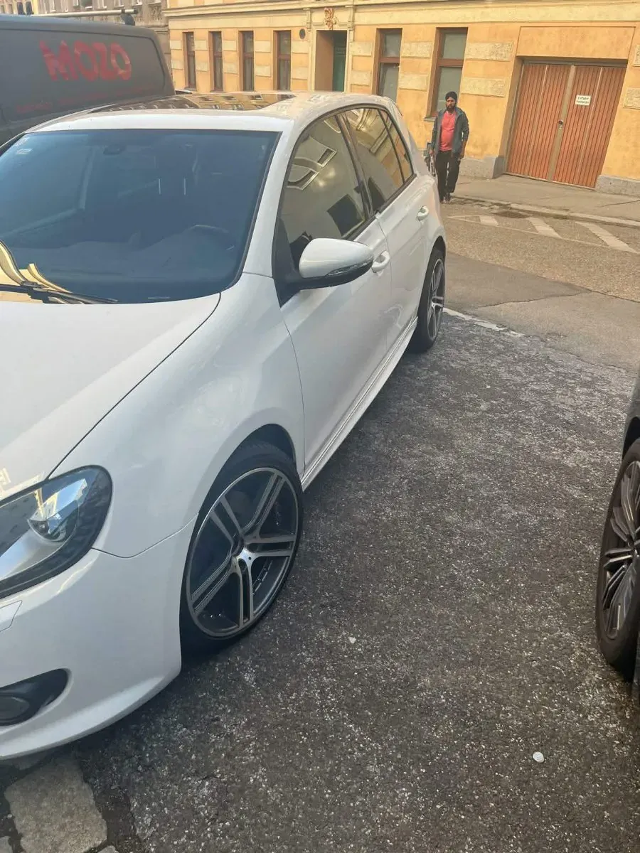 Volkswagen Golf 2012 photo 2