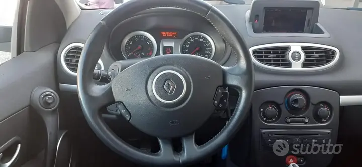 Renault Clio 2010 photo 4