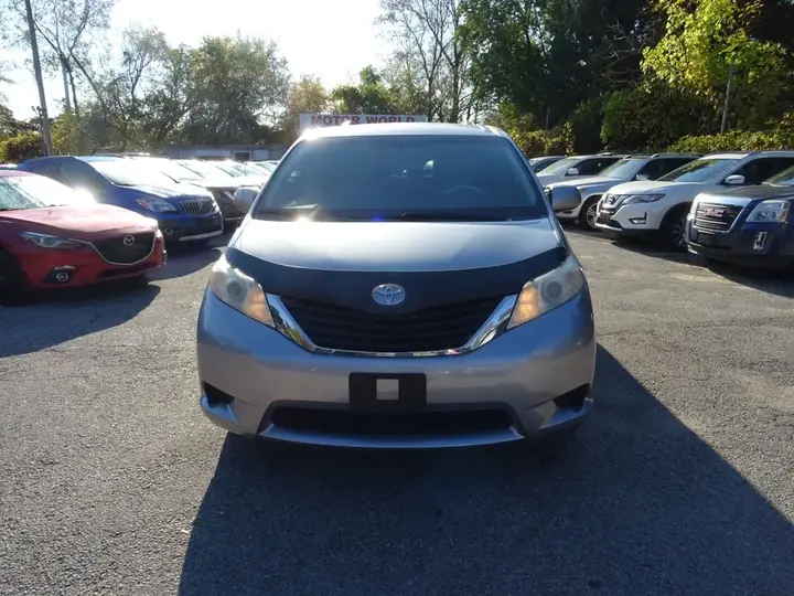 Toyota Sienna 2012 photo 3