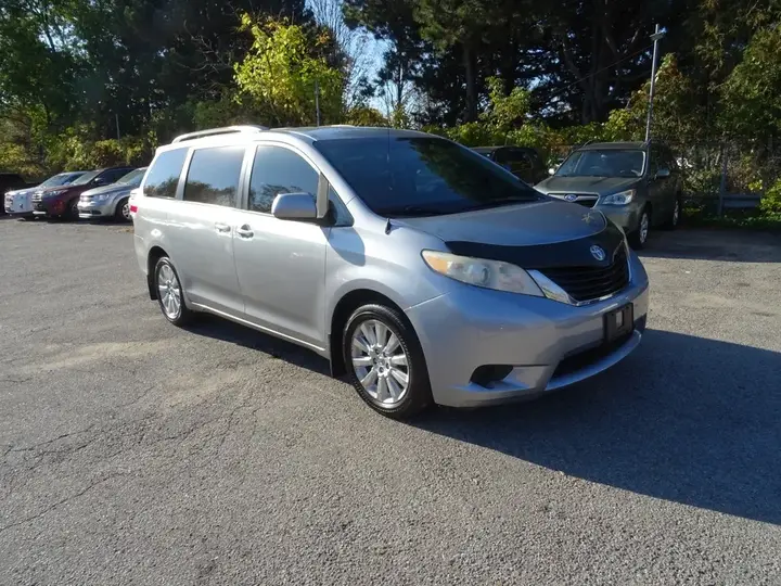 Toyota Sienna 2012 photo 4