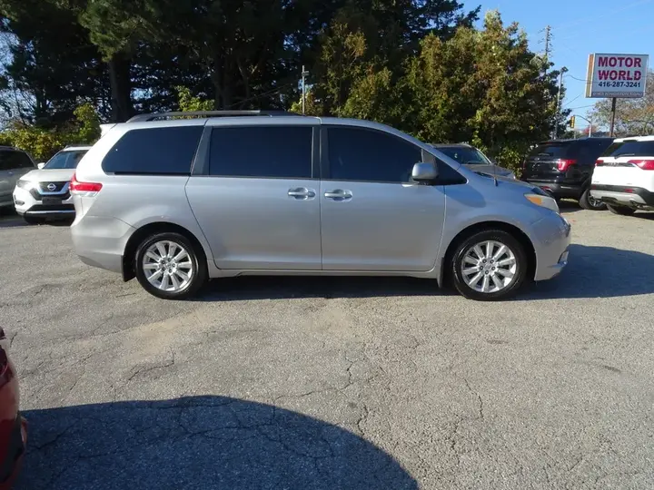 Toyota Sienna 2012 photo 5
