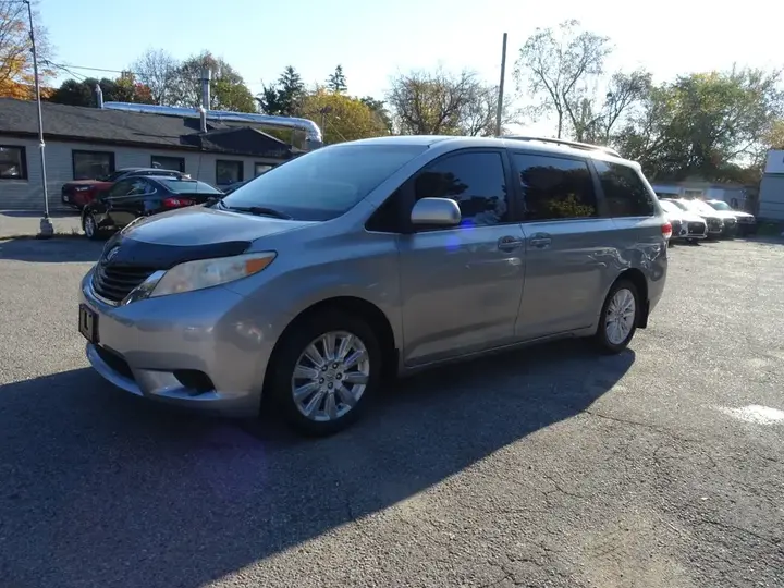 Toyota Sienna 2012 photo 2