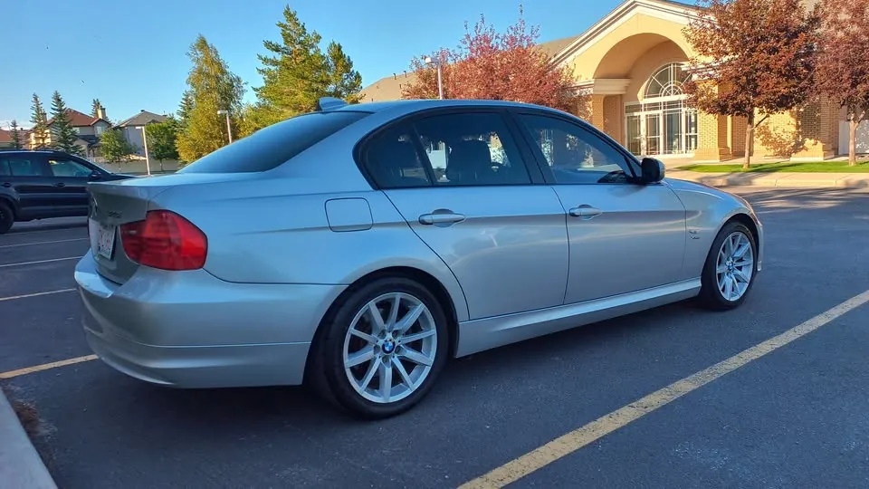 BMW 3 Series 2011 photo 2