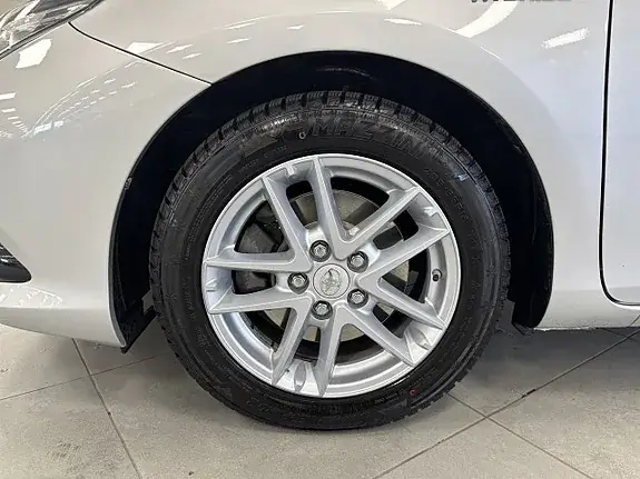Toyota Auris 2017 photo 2