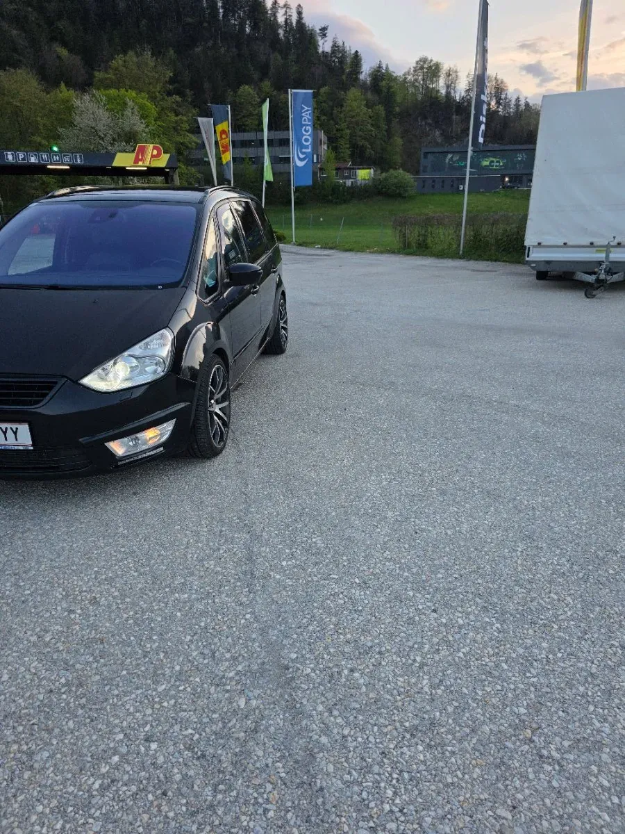Ford Galaxy 2013 photo 3