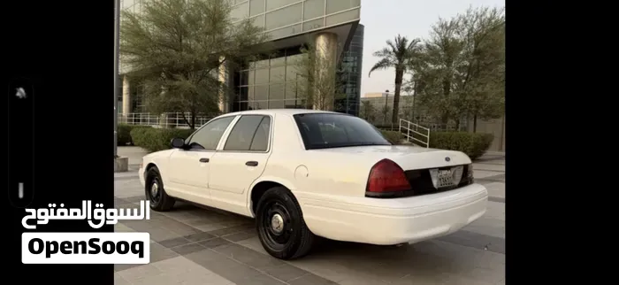 Ford Crown Victoria 2011 photo 3
