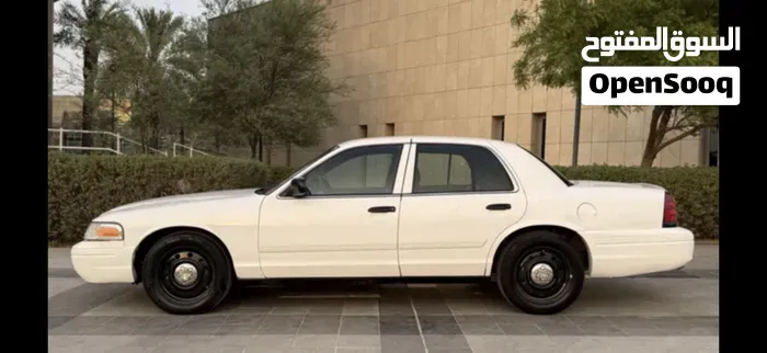 Ford Crown Victoria 2011 photo 4