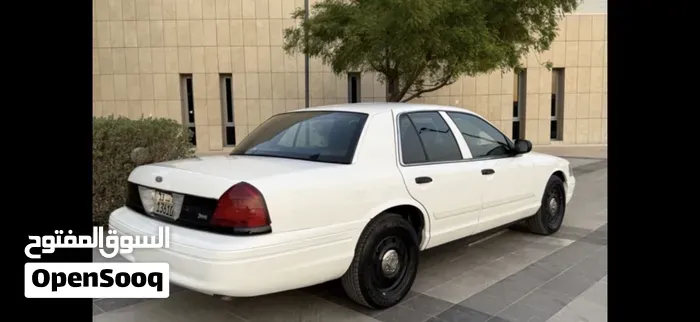 Ford Crown Victoria 2011 photo 2