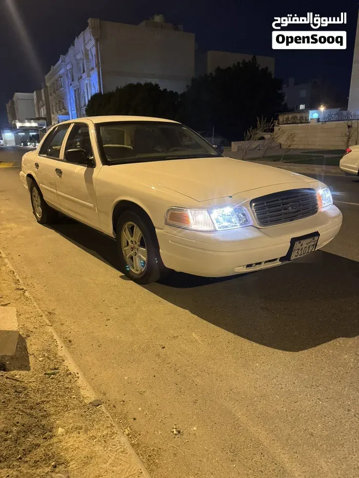 Ford Crown Victoria 2011 photo 5