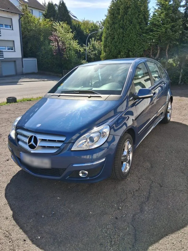 Mercedes-Benz B 180